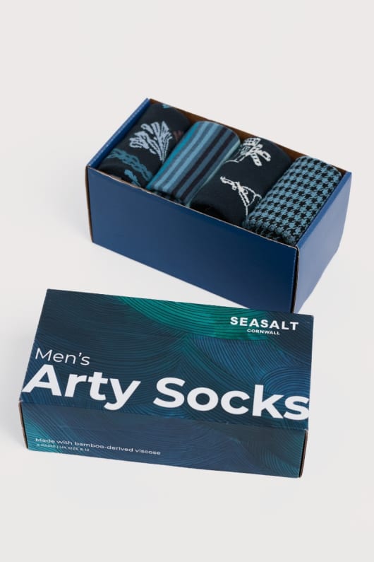 presentask med 4 män blå arty strumpor