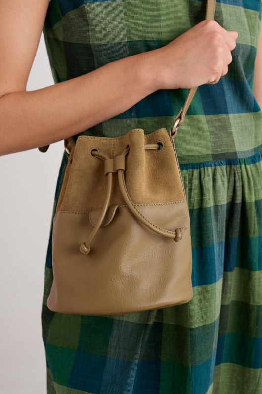 mor tide mocka och läder bucket bag