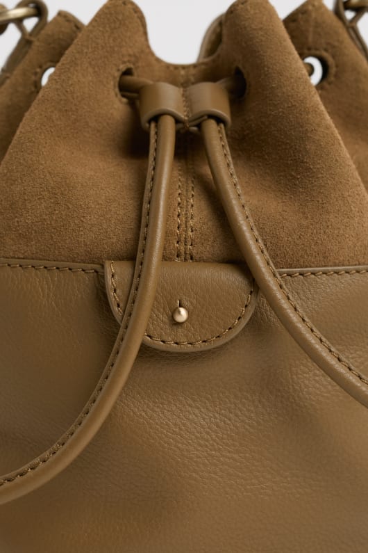 mor tide mocka och läder bucket bag