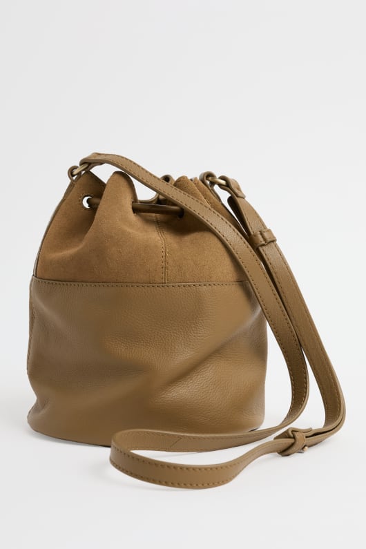 mor tide mocka och läder bucket bag