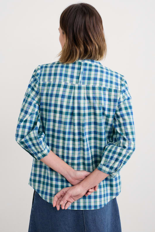rose garden in shirt i gots-certifierad ekologisk bomull