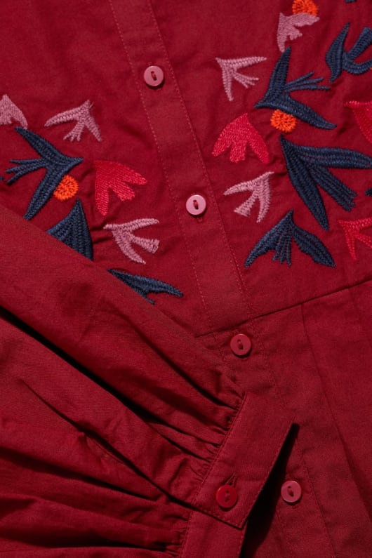 thornapple broderad skjorta i gots-certifierad ekologisk bomull