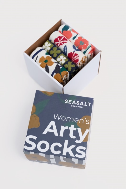 presentask med 4 kvinnor är blommiga arty strumpor