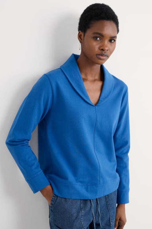 knut bär sjal neck sweatshirt