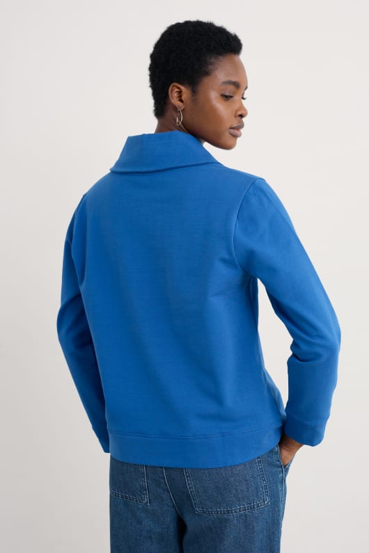 knut bär sjal neck sweatshirt